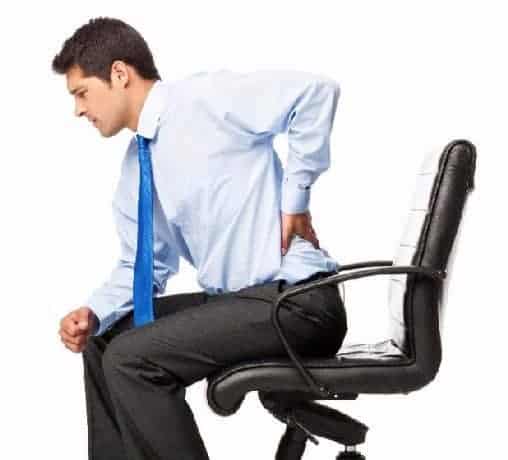 hombre sentado con dolor de espalda baja